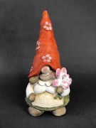 Gryzylda Średnia – ręcznie malowana figurka ogrodowa z kwiatkiem 41 cm