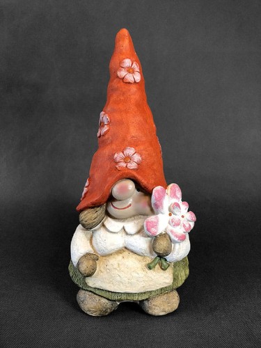 Gryzylda Średnia – ręcznie malowana figurka ogrodowa z kwiatkiem 41 cm