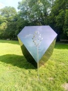 Rzeźba Wiatrowa - Anvil - WMWS01 na tle rzeźby Maurycego Gomulickiego 'Melancholia'