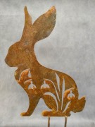 Ozdoba Ogrodowa Rdzą Malowana - Królik z Przbiśniegiem