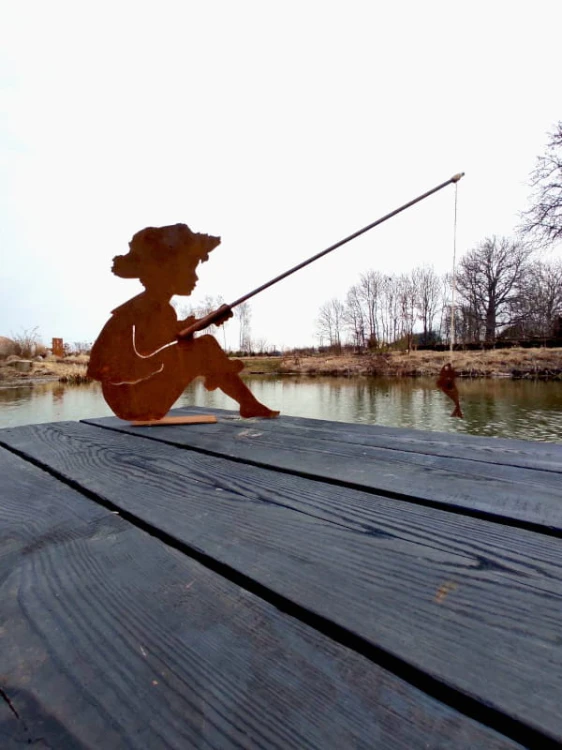 Ozdoba Ogrodowa Rdzą Malowana - Wędkarz z rybką