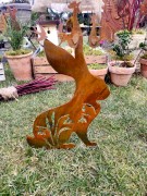 Ozdoba Ogrodowa Rdzą Malowana - Królik z Przbiśniegiem