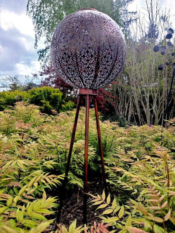 Ażurowy Lampion Solarny na Trójnogu