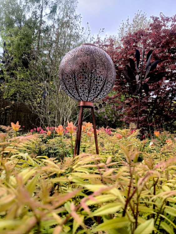 Ażurowy Lampion Solarny na Trójnogu