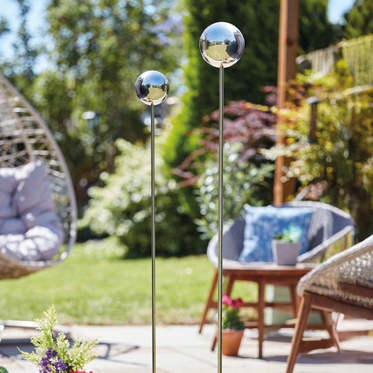 kula nierdzewna na piku - ozdoba ogrodowa