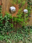 Ozdobna kula nierdzewna na piku do ogrodu