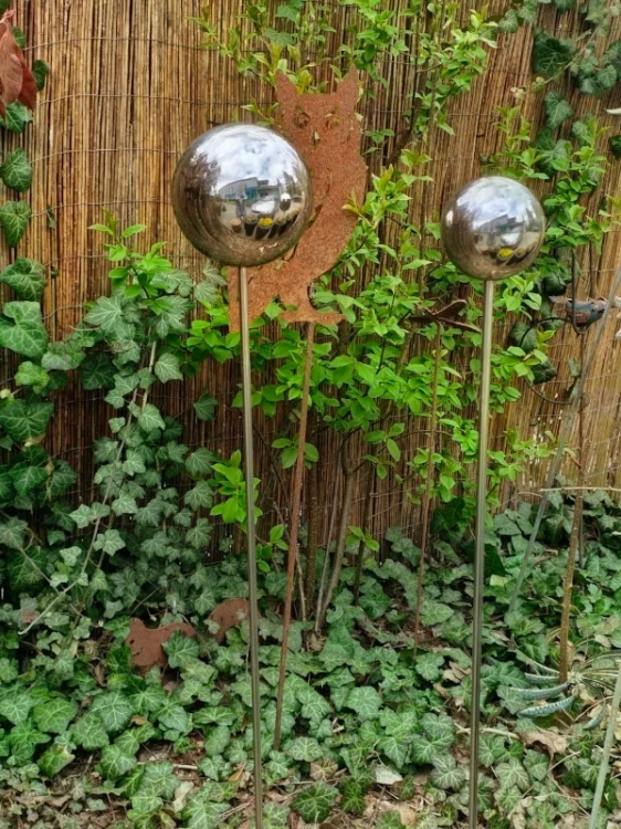 Ozdobna kula nierdzewna na piku do ogrodu