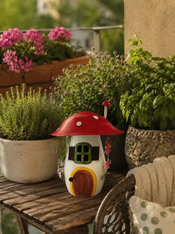 Muchomorkowy Domek jako element Krainy Elfów w aranżacji na balkonie