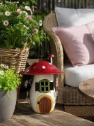 Muchomorkowy Domek jako element Krainy Elfów na tarasie