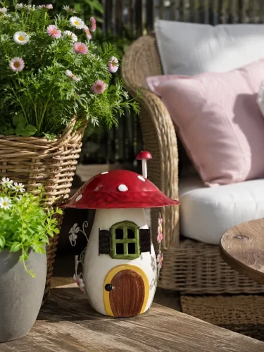 Muchomorkowy Domek jako element Krainy Elfów na tarasie