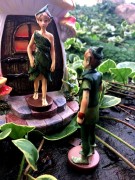 Elf z Krainy Elfów ustawiony pomiędzy roślinami